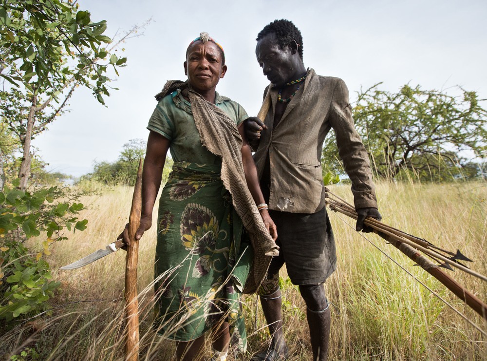 Quả thực, nói tộc người Hadza là  bộ tộc nguyên thủy cuối cùng trên Trái đất dường như không phải là sai. Bởi lẽ, cho dù đã tiếp xúc với thế giới văn minh từ sớm và hiểu các thông tin hiện đại của thế giới bên ngoài, nhưng người Hadza từ chối tiếp nhận và duy trì cách sống lâu đời từ ngàn năm qua của tổ tiên. Cặp vợ chồng người Hadza tên Wande và Makoa chuẩn bị lên đường tìm thức ăn.